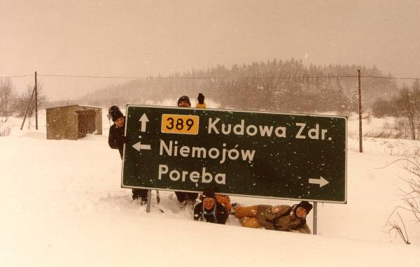 Przełęcz Nad Porębą - gdyby nie ta tablica nikt by nam nie uwierzył, że to zdjęcie pochodzi właśnie stamtąd...