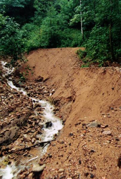 Po powodzi w roku 1997 - stoek napywowy rozmywany przez potok
