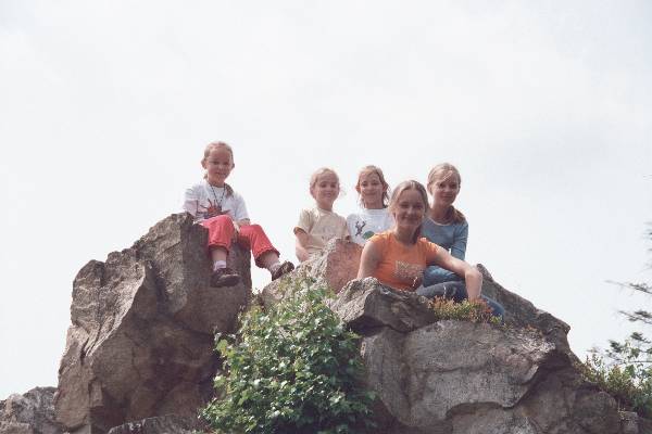 Nasze dzieci (prawie wszystkie) na bezimiennych skałach nad Międzygórzem