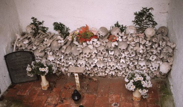Ossuarium czyli kaplica czaszek przy kociele w Gorzanowie