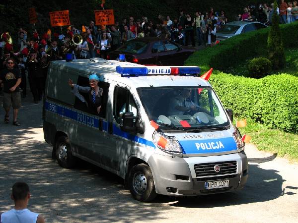 PK_21_To_policjanci_czy_przebierancy.jpg