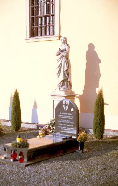 Czermna - symboliczny nagrobek ksidza Gerharda Hirschfeldera na przykocielnym cmentarzu - do obejrzenia w drodze do Bukowiny