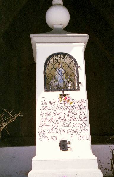 Zadaszona Kapliczka Matki Boskiej z Lourdes