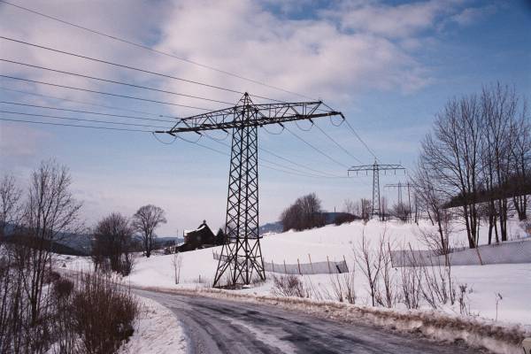 Linia energetyczna na prawie 100-letnich supach z dawnej elektrowni kolejowej w Mikowie w stron Wielkiej Sowy.