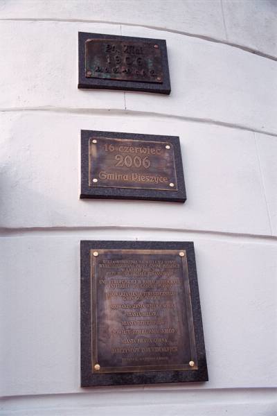Pamitkowe tabliczki na wiey: z okresu budowy (1906) i na 100-lecie (2006)