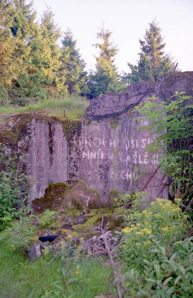 Kom vrch: 'Troch smutny, pomniku minionej sawy Czechw... 1938'