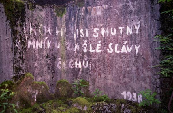 Kom vrch: 'Troch smutny, pomniku minionej sawy Czechw... 1938'