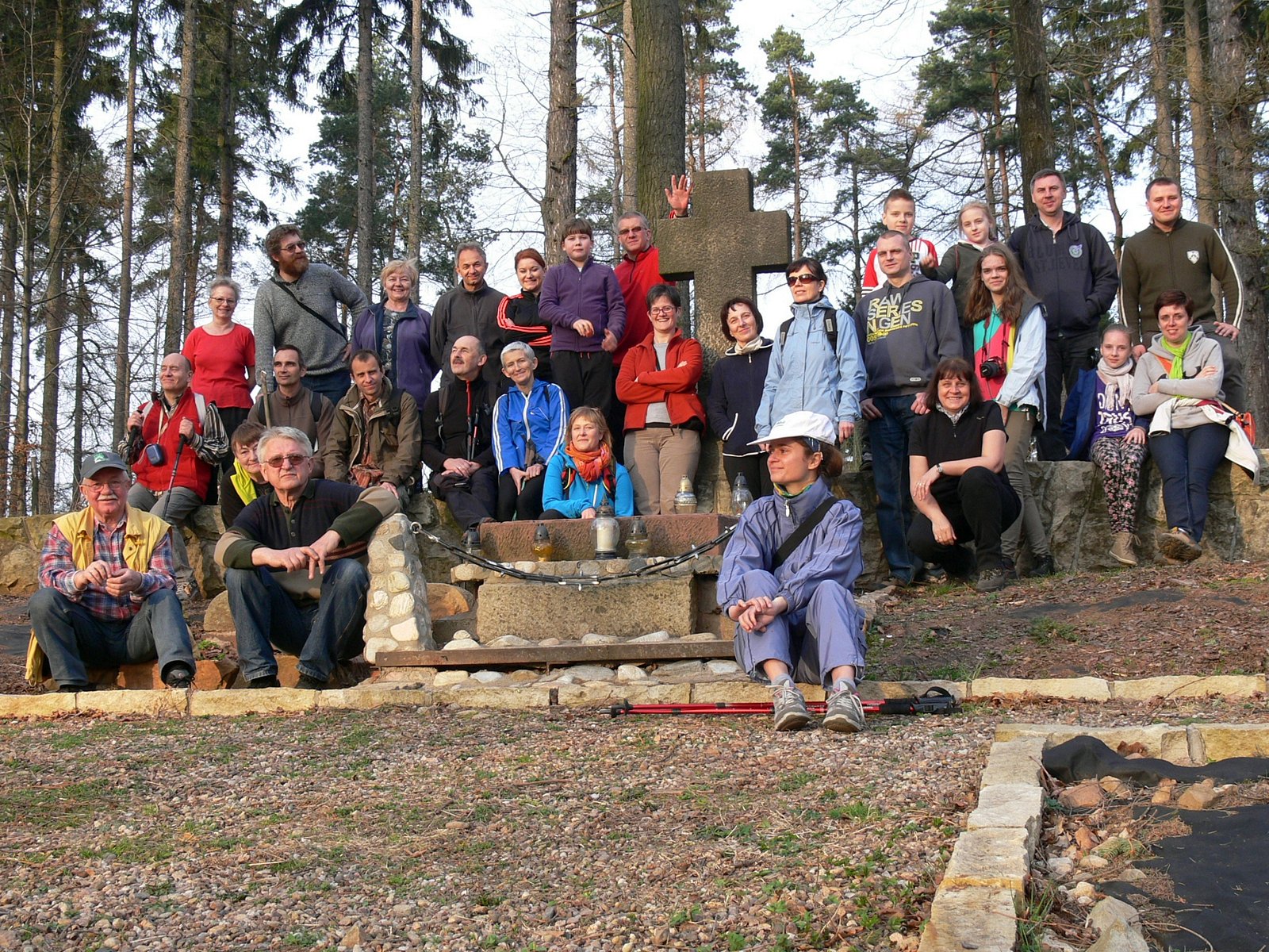 Uudka - zdjcie grupowe na cmentarzyku na Czerwonej Grze