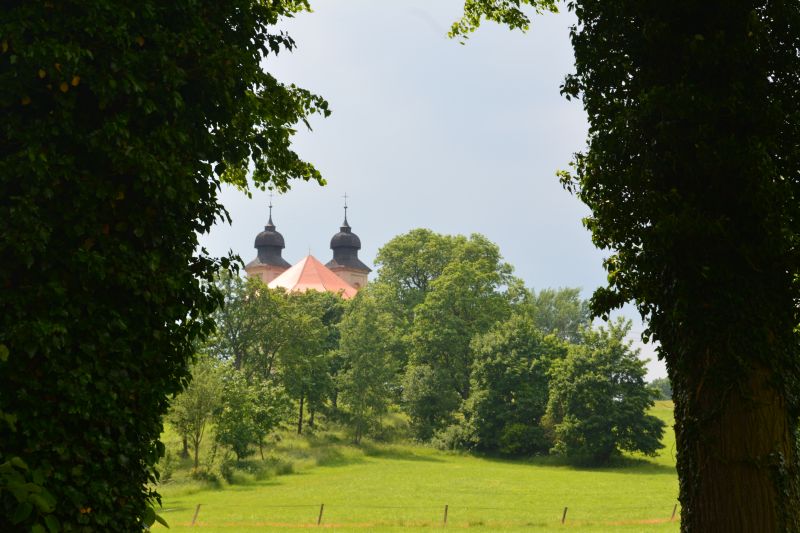 Widok na koci z cmentarza