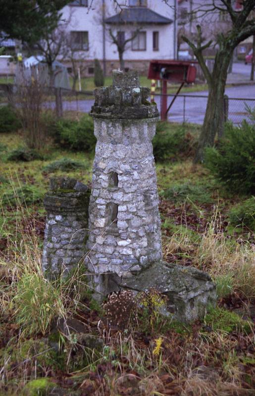 Krlky (przy stacji kolejowej) - miniatura ruiny wiey widokowej na nieniku