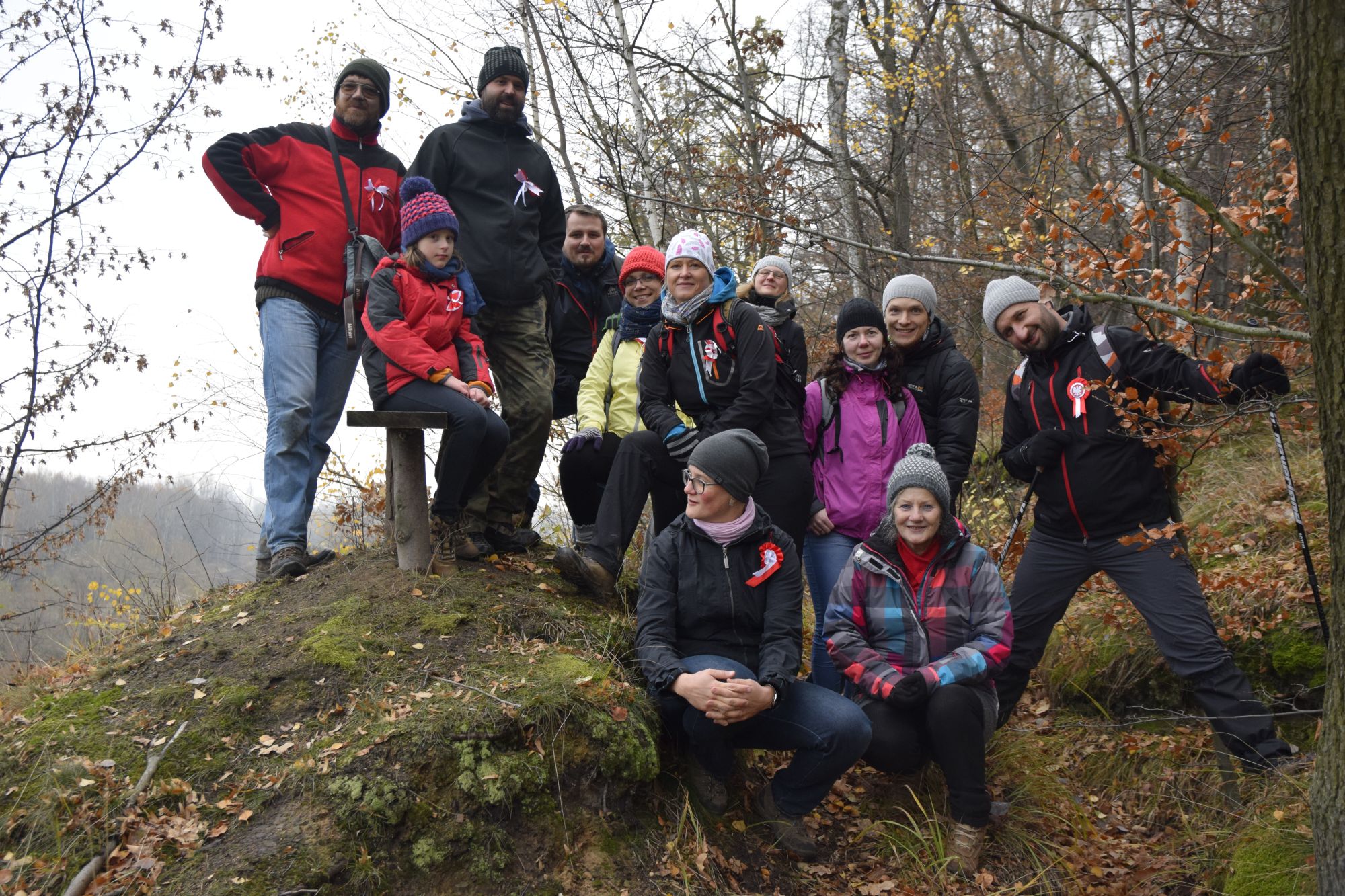 Nie-odlego - zdjcie grupowe na aweczce osuwiskowej koo Janowca