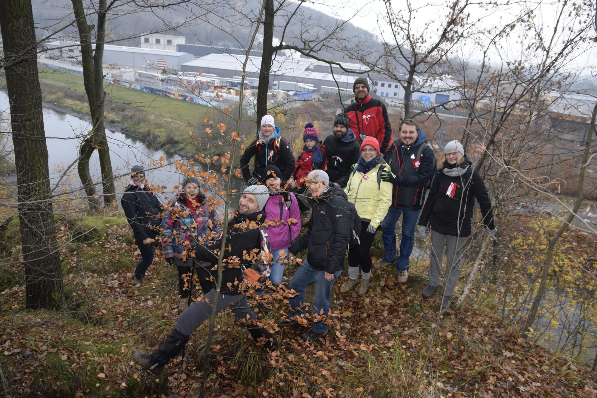 Nie-odlego - zdjcie grupowe na aweczce osuwiskowej koo Janowca