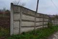 Przyk - Wchodzimy do wsi: pikne (a przynajmniej malownicze) ogrodzenie z betonu.
