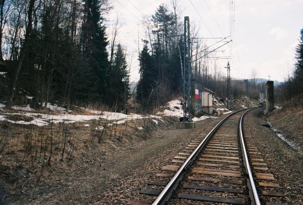 Granica kolejowa. Z lewej strony wykop dawnego łącznika Międzylesie - Dolní Lipka