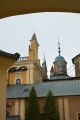 Wambierzyce - Skomplikowana linia dachu i wieżyczek kościoła pielgrzymkowego z przyległościami.