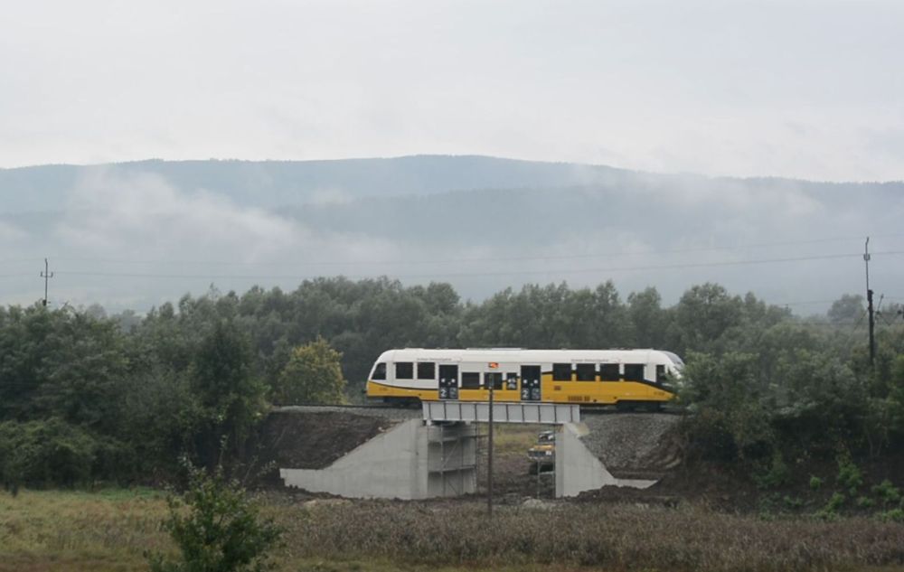 Nowy wiadukcik na szlaku kolejowym Bystrzyca Kłodzka Przedmieście - Długopole Zdrój - jedzie szynobus