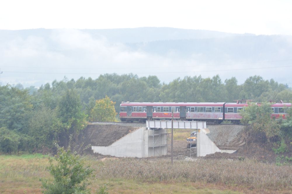 Nowy wiadukcik na szlaku kolejowym Bystrzyca Kłodzka Przedmieście - Długopole Zdrój - jedzie kibel