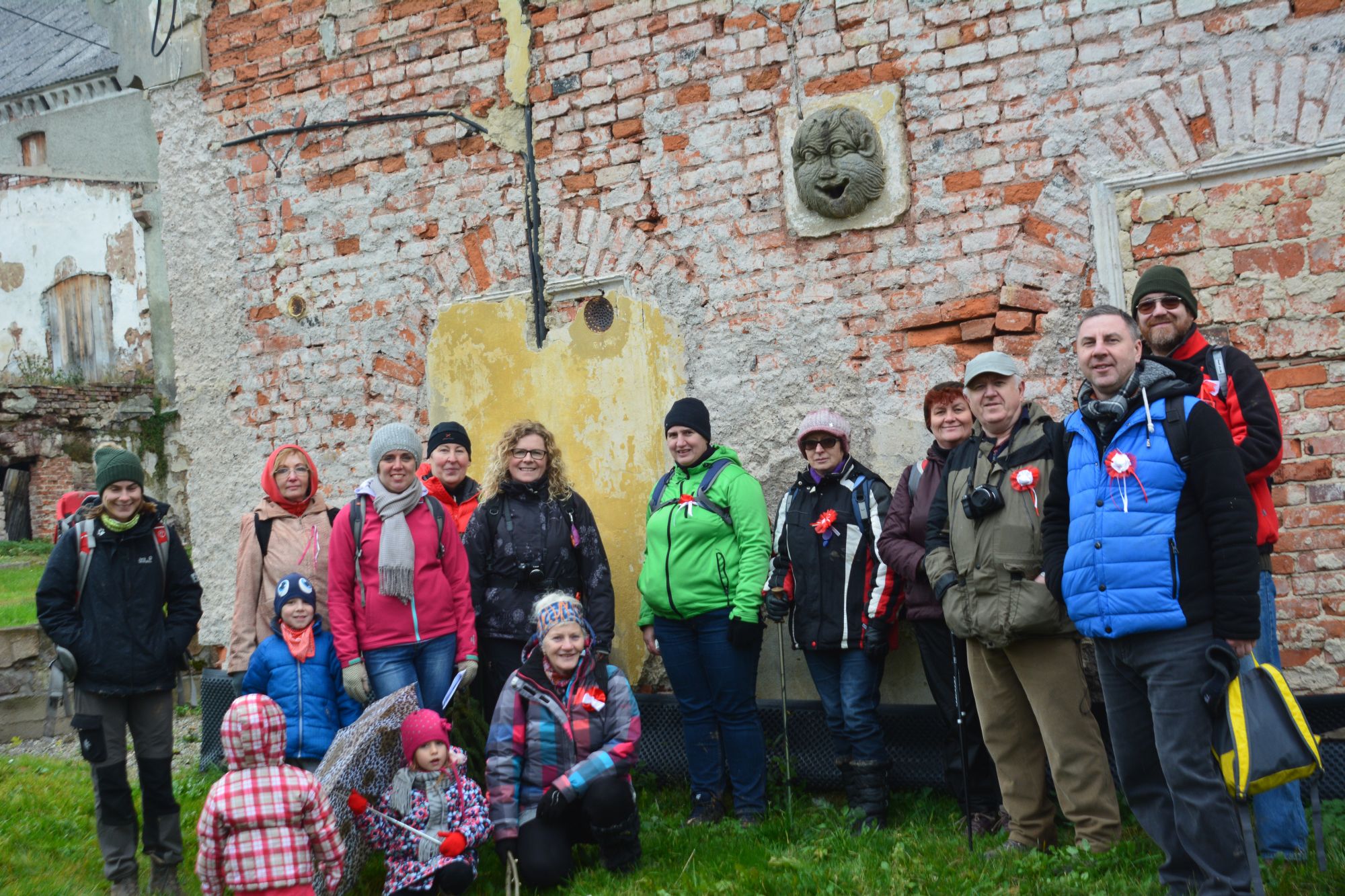 Wszyscy wici - zdjcie grupowe z folwarcznym maszkaronem