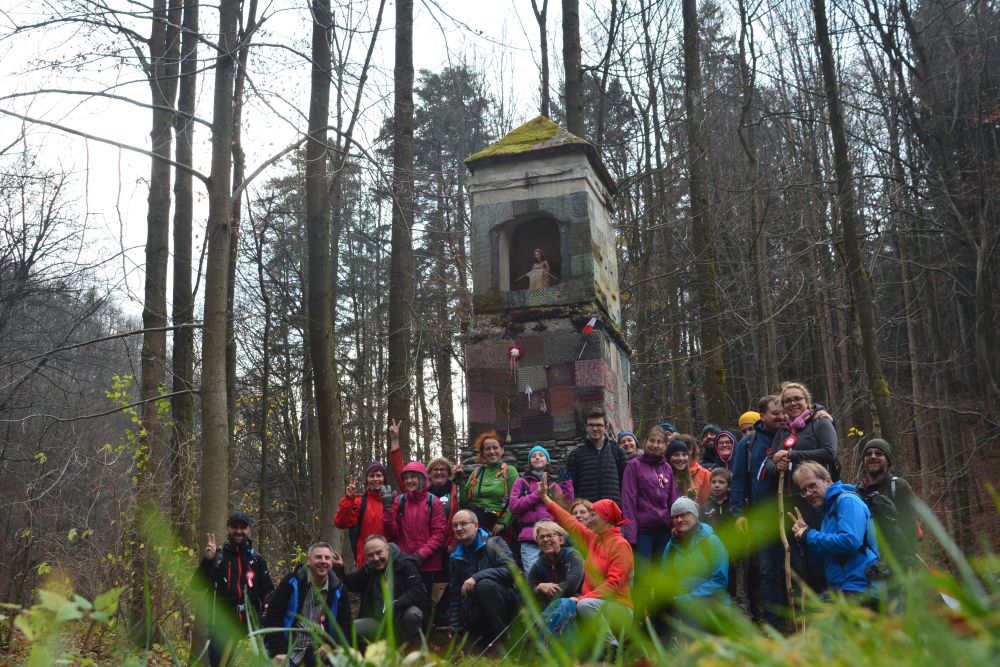 Wcz si za nami! - zdjcie grupowe u Matki Boskiej Wczkowej