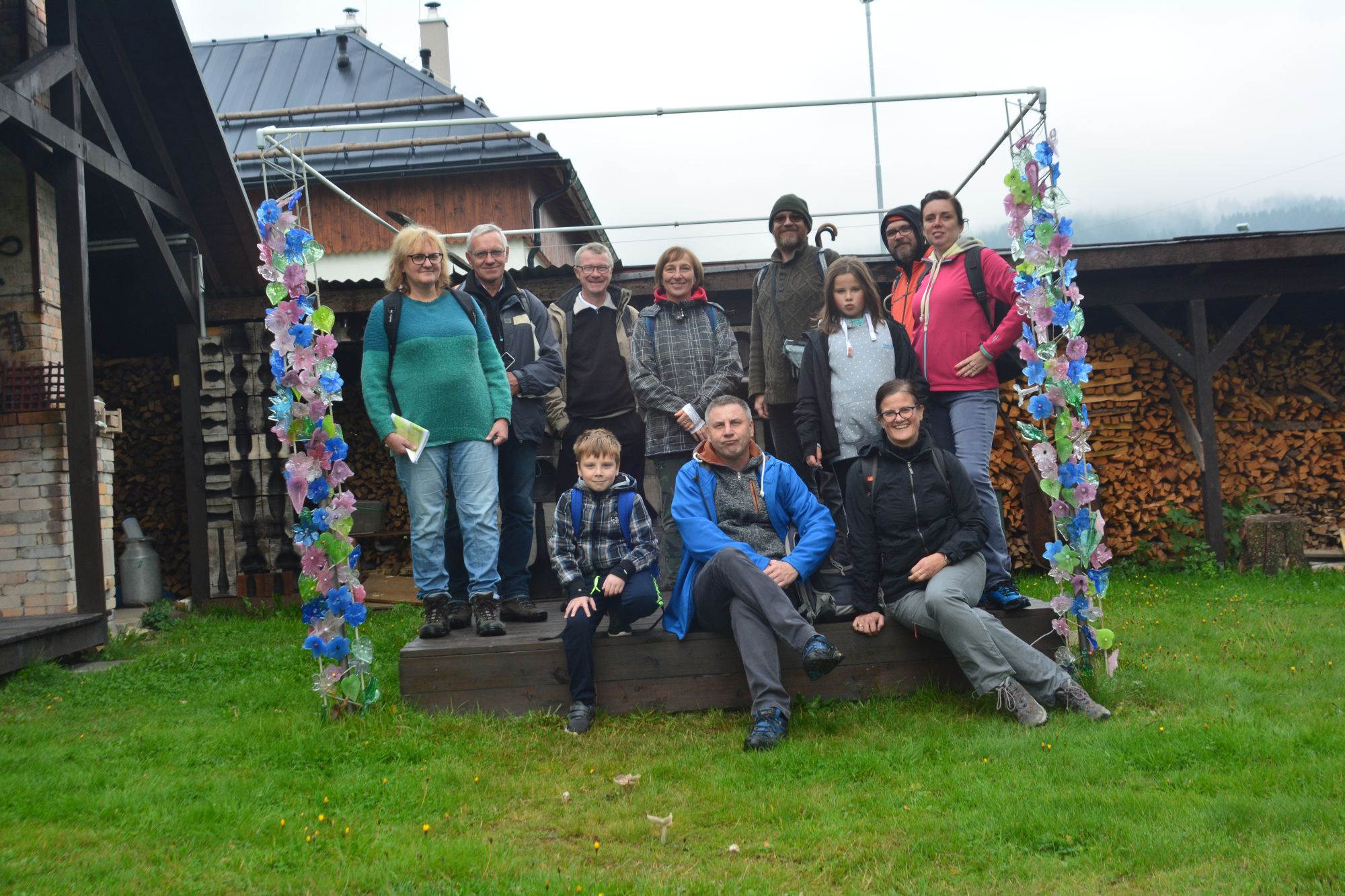 Po sezonie - zdjcie grupowe na scenie na podwrku muzeum