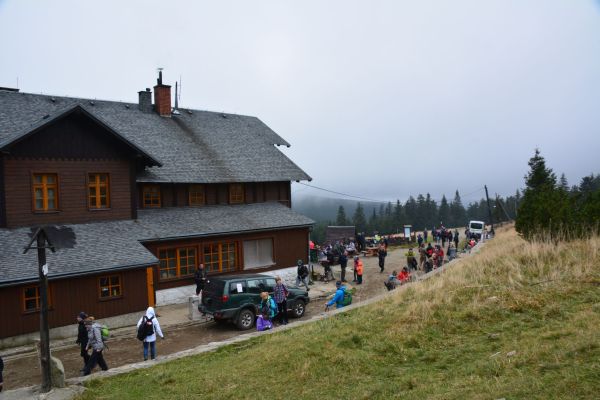 JZ_20201010_74905_przy_schronisku_sporo_ludzi.jpg